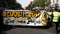 Demonstranti pochodují ulicemi Paíe a drí transparent s nápisem Revoluce,...