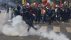 Slzný plyn proti kamenům. Policie zatkla při pařížských demonstracích 380 lidí