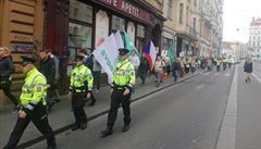 Píznivci strany Svobodných pochodují na Praský hrad.