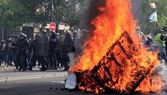 Zábr z paíských demonstrací, kterých se úastnilo 1000 a 2000 radikálních...