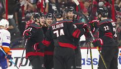Carolina porazila New York Islanders 5:2, v sérii vedou 3:0 a d�lí je jedna...