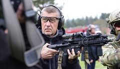 Premiér Andrej Babi drí v rukou armádní puku 3. kvtna 2019 ve výcvikové...
