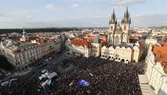 Odpůrci Benešové a Babiše znovu zaplnili Staroměstské náměstí. Podle organizátorů jich přišlo přes 20 tisíc