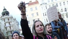 I v Brn demonstranti zvonili klíi.