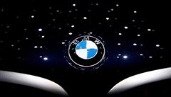 Logo automobilky BWM pedvádno na devtaosmdesáté mezinárodní motor show v...