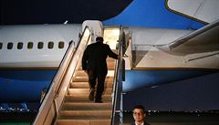 Ministr zahranií Spojených stát amerických Mike Pompeo nastupuje do letadla...