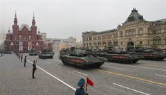 V ele kolony vojenských vozidel vjel na Rudé námstí historický tank T-34, za...