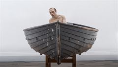 Ron Mueck - Muž ve člunu. Výstava A Cool Breeze (2019).