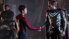 Spider-Man (Tom Holland) a Mysterio (Jake Gyllenhaal) uzavou pomrn nejisté...