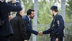 Italský ministr vnitra Salvini se zdraví s maarskou pohraniní stráí, vedle...