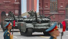 Bitevní tanky T-72B3 na Rudém námstí. Vojáci salutují Vladimiru Putinovi.