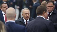 Bývalý kazaský prezident Nursultan Nazarbajev odchází z pehlídky.