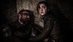 Arya Stark (Maisie Williamsová) a umírající Beric Dondarrion (Richard Dormer) v...