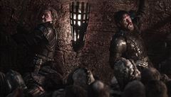 Brienne z Tarthu (Gwendoline Christieová) a Jaime Lannister (Nikolaj...