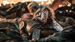 Daenerys Targaryen (Emilia Clarkeová) truchlí nad smrtí vrného rytíe Joraha...