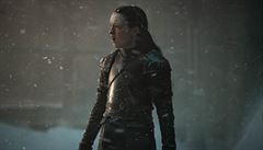 Lyanna Mormont (Bella Ramseyová) organizuje obranu Zimohradu. Hra o trny, 8....