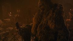 Nemrtvý obr drtí kosti Lyanny Mormont (Bella Ramseyová) bhem bitvy o Zimohrad....