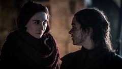 Melisandra z Aaje (Carice van Houtenová, vlevo) pesvdí Aryu Stark (Maisie...