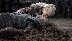 Královna Daenerys Targaryen (Emilia Clarkeová) oplakává smrt Joraha Mormonta...