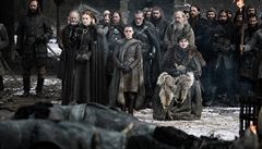 Pohební rituál u Zimohradu (zleva vpedu): Sansa Stark (Sophie Turnerová),...