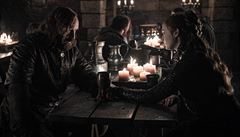 Oha a Malý ptáek. Tedy Sandor Clegane (Rory McCann) a Sansa Stark (Sophie...