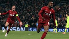 Georginio Wijnaldum (vpravo) z Liverpoolu slaví gól do sít Barcelony v odvet...