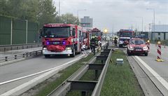 Nehoda vzeského autobusu a nákladního auta na Praském okruhu.