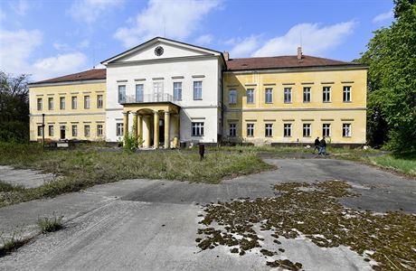 Dolní zámek v Panenských Beanech na snímku z 23. dubna 2019. Zámek, kde...