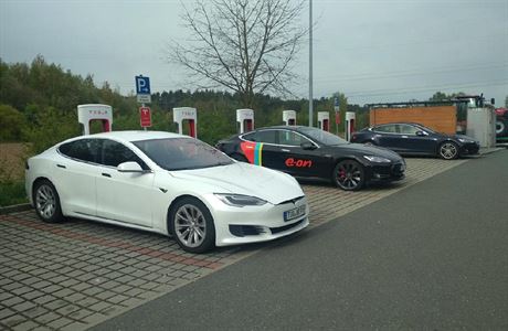 Supercharger dobjec stanice na modely aut Tesla.