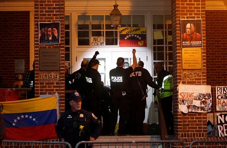 Americk policie se sna z venezuelsk ambasdy vyhnat Madurovy pznivce,...