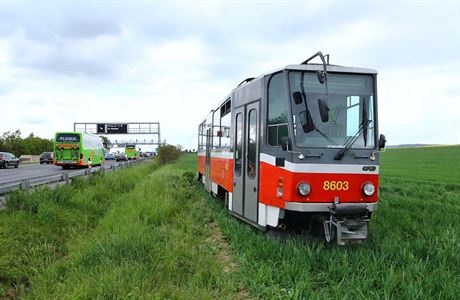 U dálnice D1 na úrovni estlic se objevila vyazená praská tramvaj.