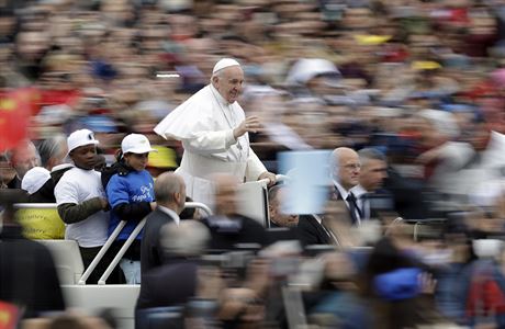 Pape povozil uprchlické dti na papamobilu.