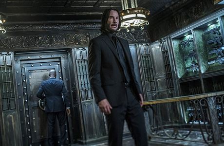 John Wick (Keanu Reeves) ve skladu zbraní. Snímek John Wick 3 (2019). Reie:...