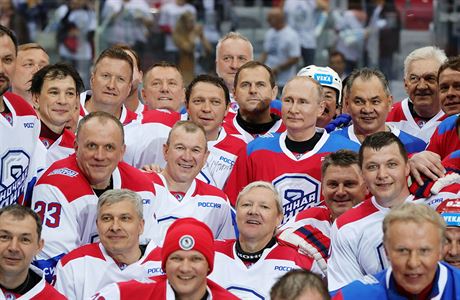 Vladimir Putin s nkdejmi sovtskmi hokejisty.