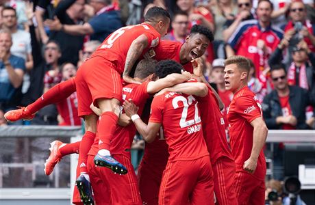 Fotbalisté Bayernu Mnichov se radují ze zisku mistrovského titulu, který...
