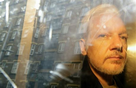 Julian Assange je odváen od londýnského soudu (kvten 2019).