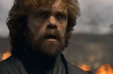 Tyrion Lannister (Peter Dinklage) sleduje s hrzou ohniv dn sv krlovny....