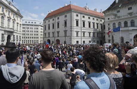 Odpoledne se ve Vdni seli demonstranti ped budovou rakousk vldy. Reagovali...