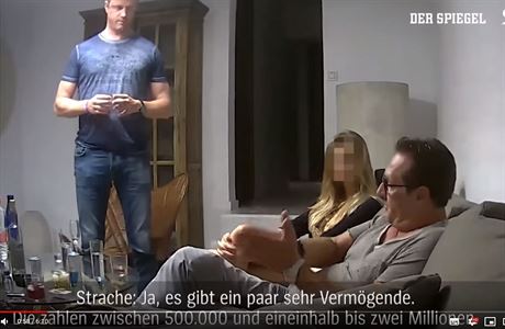 Heinz-Christian Strache (vpravo) na videu, které zapíinilo jeho pád.
