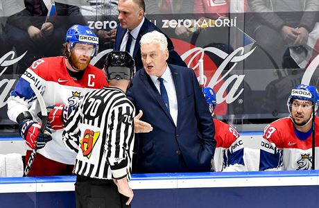 Kapitán eského týmu Jakub Voráek (vlevo) a trenér Milo íha diskutují s...