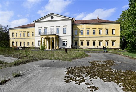 Dolní zámek v Panenských Břežanech na snímku z 23. dubna 2019. Zámek, kde...