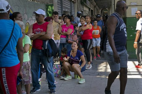 Fronta na krizí zmítané Kub.