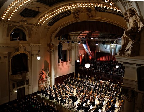 Koncert odmnil vyprodaný Obecní dm dlouhotrvajícím potleskem ve stoje.