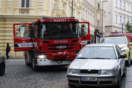 Hasiči a policisté evakuovali sto lidí ze šesti domů v Charkovské ulici v Praze.