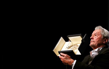 Herec Alain Delon získal v Cannes Zlatou palmu za celoivotní pínos...