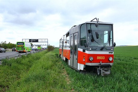 U dálnice D1 na úrovni estlic se objevila vyazená praská tramvaj.