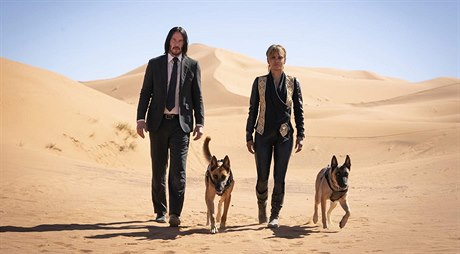 John Wick (Keanu Reeves) a Sofia (Halle Berryová). Snímek John Wick 3 (2019)....