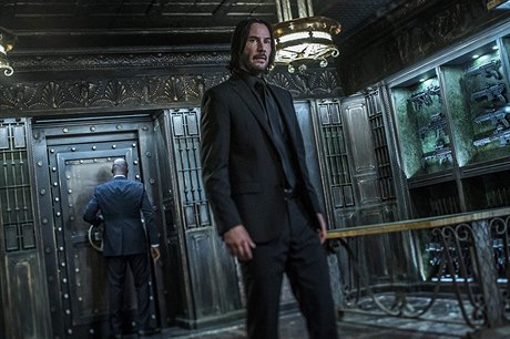 John Wick (Keanu Reeves) ve skladu zbraní. Snímek John Wick 3 (2019). Reie:...