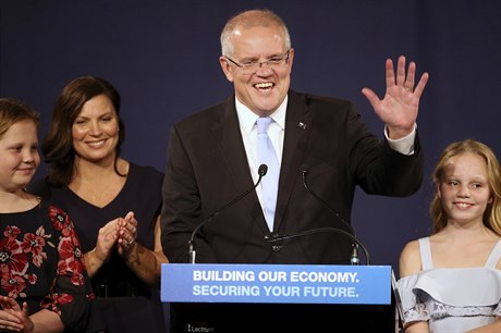 Australský premiér Scott Morrison opt zvítzil ve volbách.