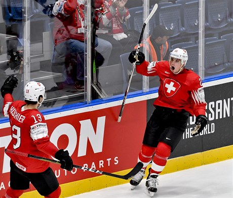 Hokejisté Lotyšska se radují z gólu.
